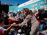 Clara Brugada entrega un juguetes a un niño en el evento con motivo del Día de Reyes.