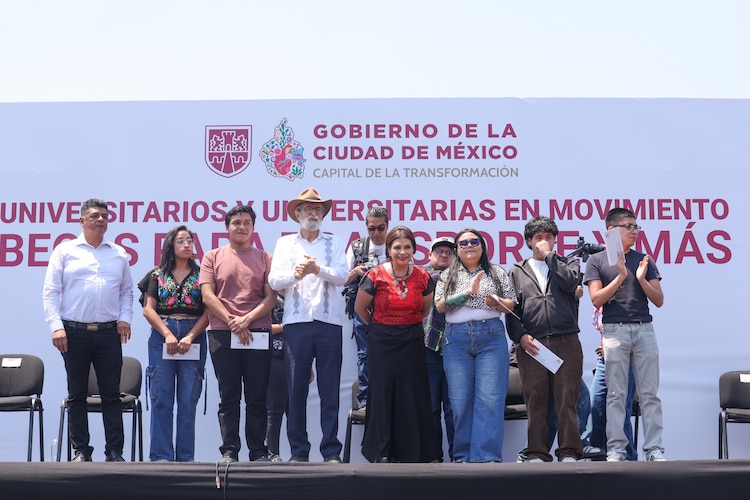 La Jefa de Gobierno, Clara Brugada, encabeza la entrega de apoyos en la Utopía Mixiuhca.