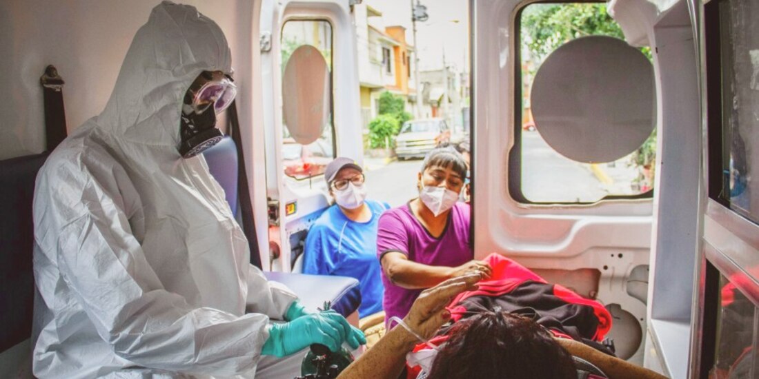 Un paramédico canaliza oxigeno a una señora que tuvo que ser trasladada a un hospital al presentar dificultad para respirar. Al subir a la ambulancia sus hijas le pidieron que fuera fuerte.