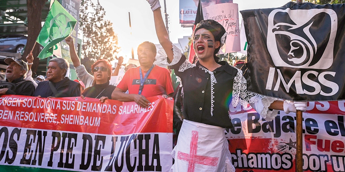 Empleados del Seguro Social marcharon ayer en la CDMX.