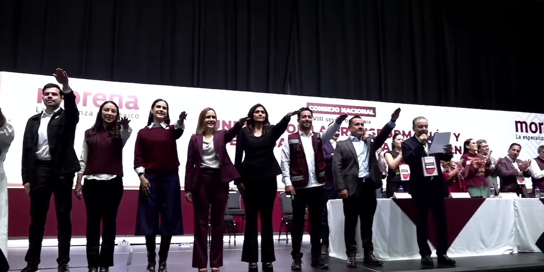 Alfonso Durazo (izq.) toma protesta a 17 coordinadores estatales de la Transformación.