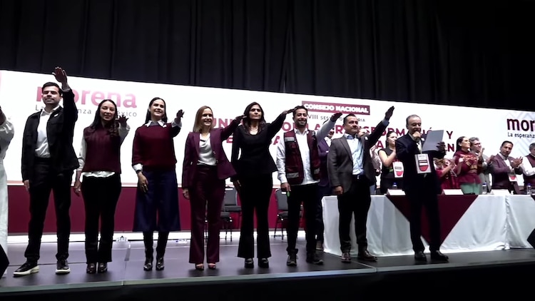 Alfonso Durazo (izq.) toma protesta a 17 coordinadores estatales de la Transformación.