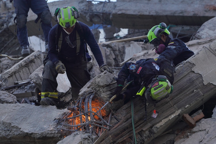 Tras el terremoto en Colombia, equipos de rescate buscan sobrevivientes en Cali, el 11 de agosto de 2026.