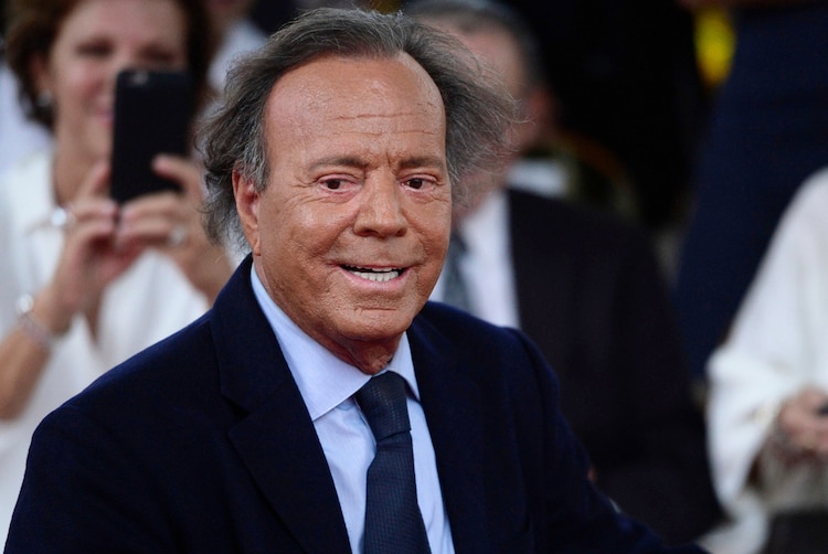 Julio Iglesias es acusado de abuso contra sus ex empleadas