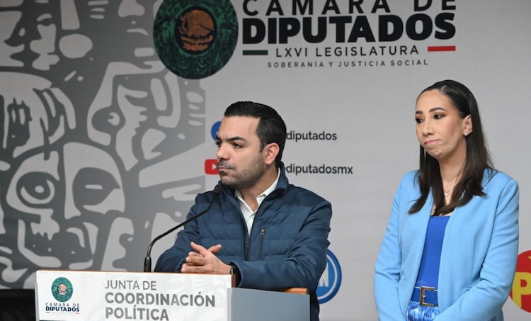 Elías Lixa, coordinador de los diputados del PAN, en conferencia de prensa.
