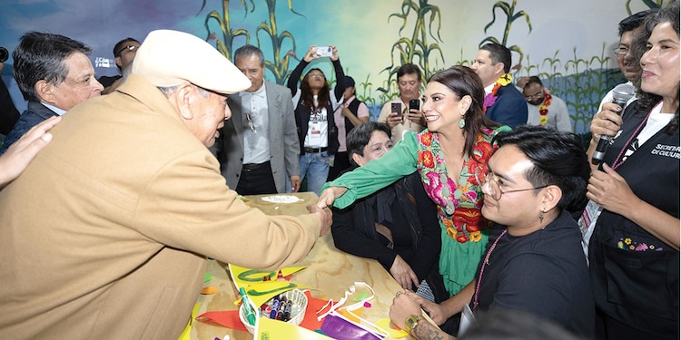 Clara Brugada saluda a un vecino durante la inauguración de la Utopía, ayer.