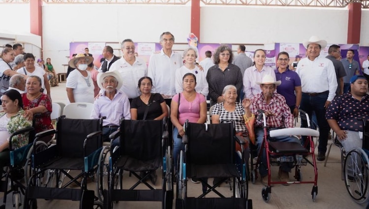 El proyecto interinstitucional contempla la entrega directa de sillas de ruedas, andadores y bastones para mejorar la movilidad de los adultos mayores.