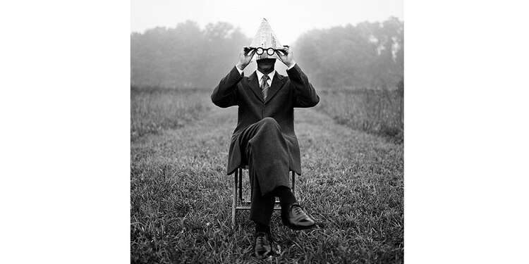 Hombre con un sombrero de periódico