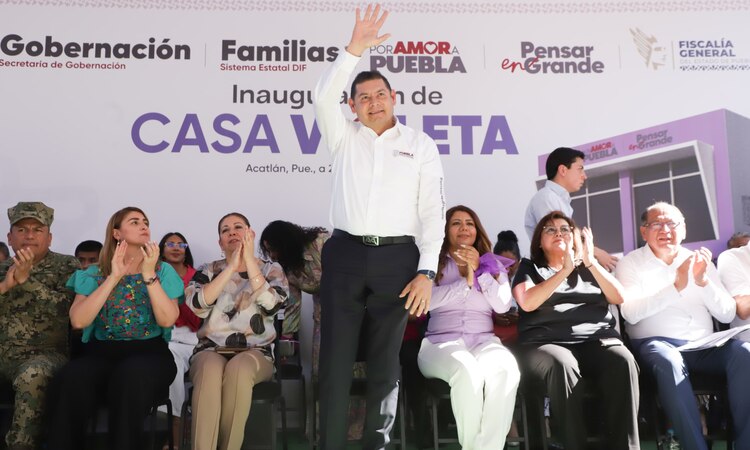 El gobernador Alejandro Armenta reafirma su compromiso con la protección de las mujeres durante la inauguración de la primera Casa Violeta en Puebla.