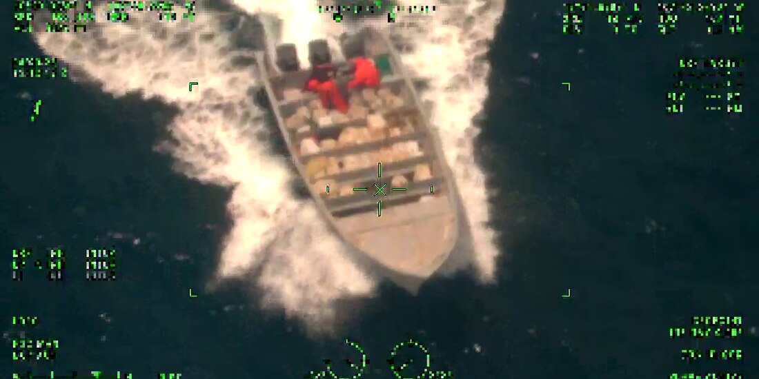 La Marina detuvo a estos presuntos delincuentes cerca de Manzanillo, Colima.