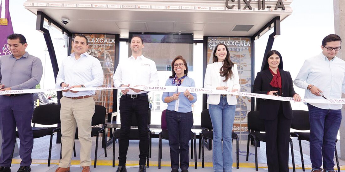 La gobernadora Lorena Cuéllar (c.), ayer, en la inauguración del paradero.
