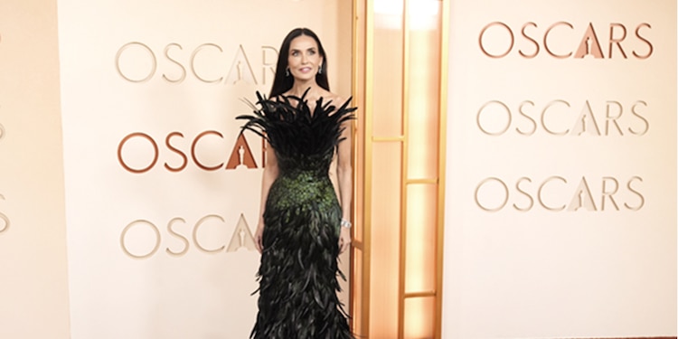 Demi Moore obsequió drama con este vestido de plumas de Gucci.