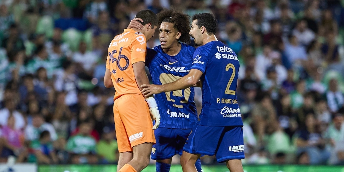 Jugadores de Pumas en un duelo del Apertura 2025 de la Liga MX