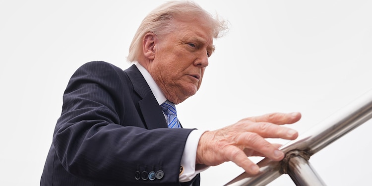El presidente Donald Trump aborda el Air Force One el viernes 15 de mayo de 2026.