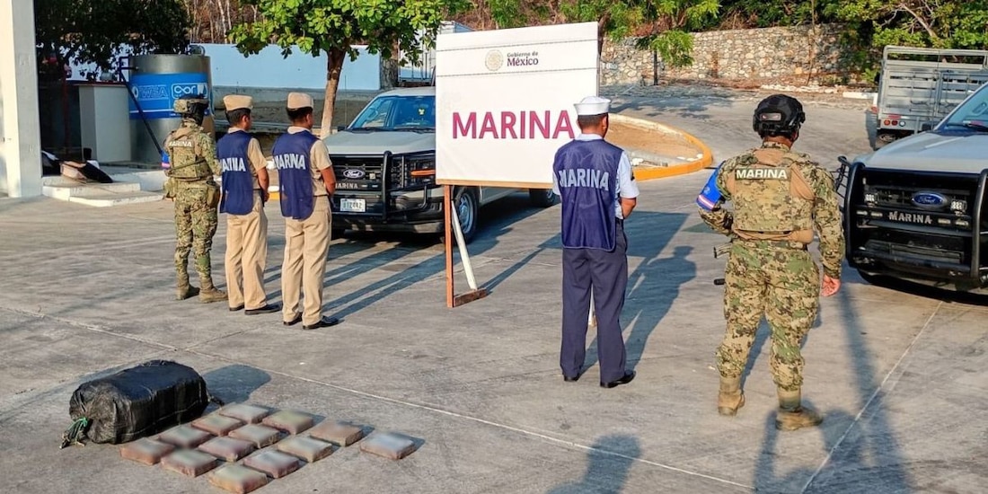 Aseguran presunta cocaína frente a Huatulco