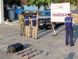 Aseguran presunta cocaína frente a Huatulco