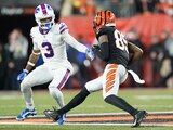 El receptor de los Bengals de Cincinnati Tee Higgins corre cerca del safety de los Bills de Búfalo Damar Hamlin durante el encuentro de la Semana 17 de la NFL