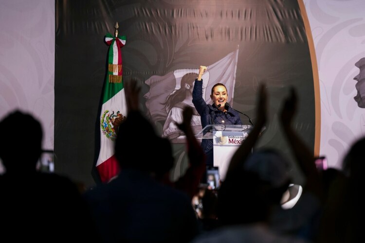 Claudia Sheinbaum coloca la primera piedra del nuevo Hospital del IMSS en San Luis Río Colorado, Sonora.