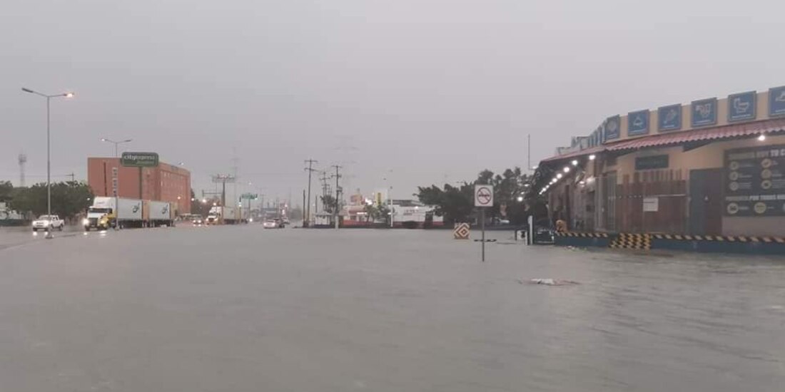 El agua inundó calles y avenidas