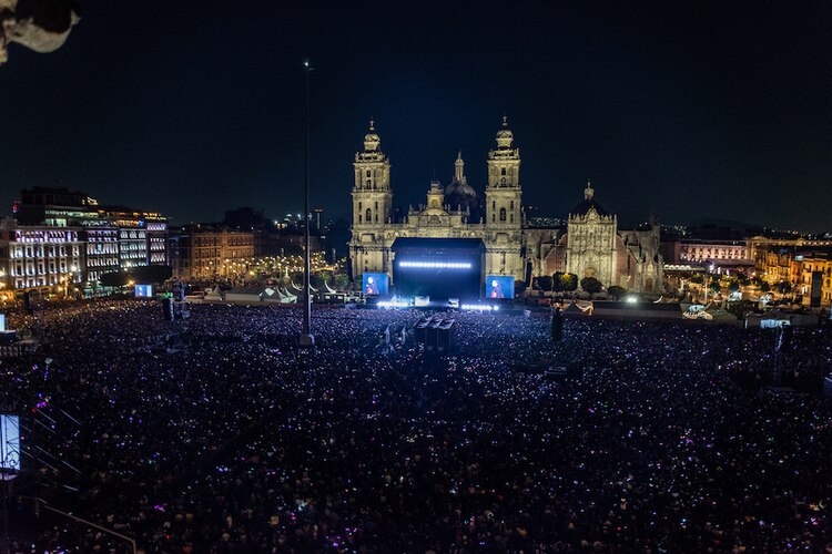 Asistentes atiborran la plancha el Zócalo durante el concierto, ayer.