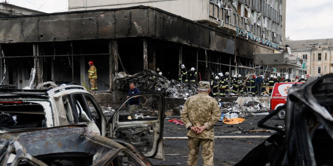 Militares buscan a sobrevivientes entre autos calcinados, tras el impacto de 3 misiles, ayer.