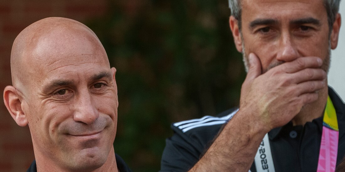 El presidente de la Federación Española de Futbol, Luis Rubiales (izquierda), sigue en la polémica por el beso a Jenni Hermoso.