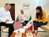 El canciller Marcelo Ebrard (der.) y el Presidente AMLO, junto con una traductora, ayer, durante la llamada.