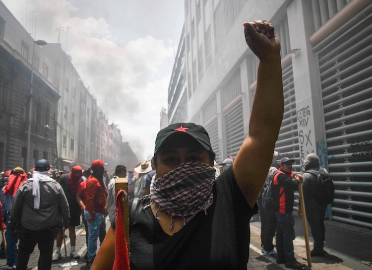 Maestros embozados ingresaron al lugar y causaron destrozos.