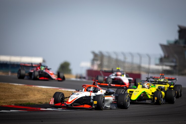Tercera carrera del GB3 Championship en el circuito de Silverstone, Europa.