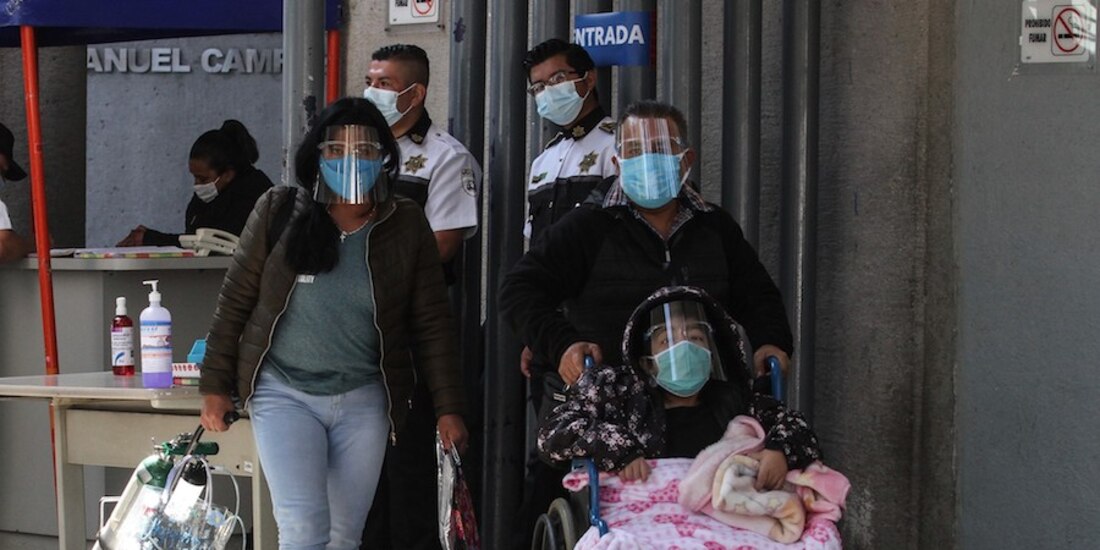 Con tanque de oxígeno y silla de ruedas, una pareja traslada a su hijo en el Hospital de Nutrición, ayer.