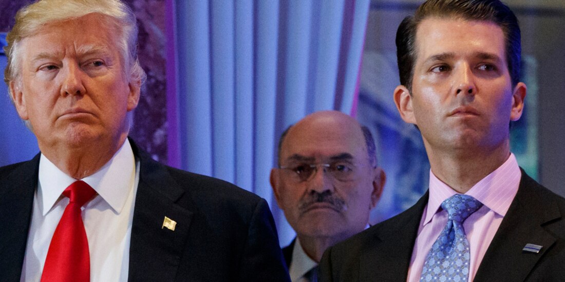 Donald Trump con su director financiero Allen Weisselberg, al centro, y su hijo Donald Trump Jr., a la derecha.