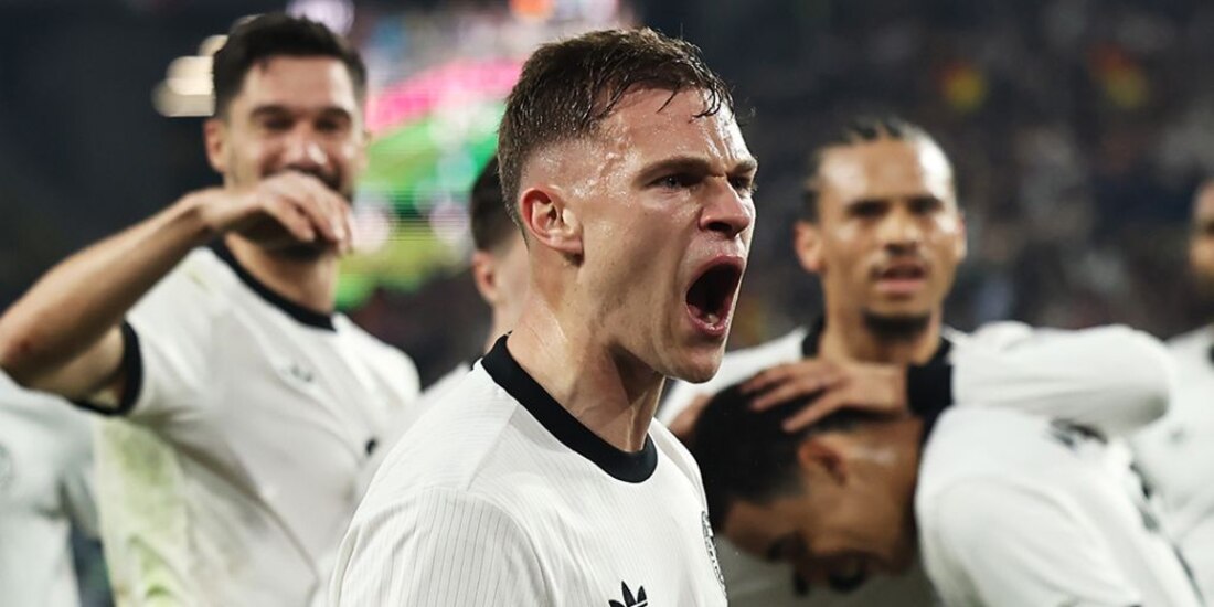 Joshua Kimmich festejando el gol de Alemania.