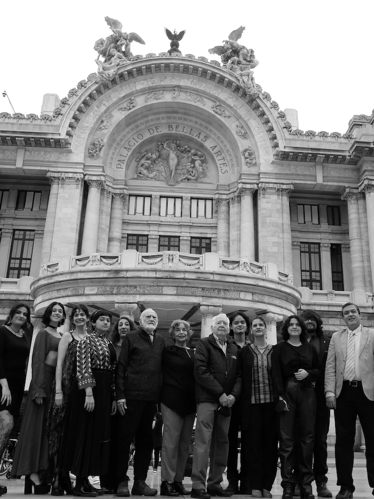 El poeta, junto con su esposa, nietas, hijas y amigos, ayer.