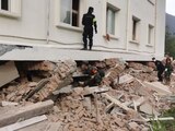 China reportó al menos 66 personas muertas tras el terremoto del lunes.