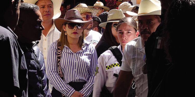 Afuera del recinto legislativo, ayer el Movimiento del Sombrero se hizo presente.