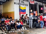 Migrantes en su mayoría venezolanos durante su estancia en el municipio de Suchiate, Chiapas, el pasado 24 de julio.