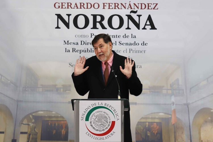 El senador Gerardo Fernando Noroña durante la ceremonia de develación de su retrato oficial.