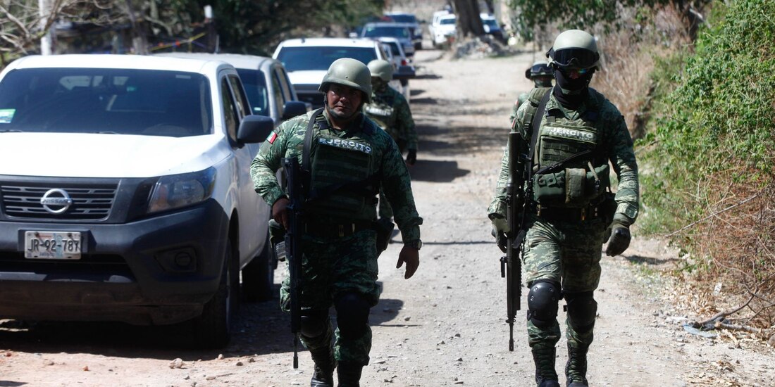 Labores de seguridad en la zona donde ocurrió el ataque con explosivos, en Jalisco.