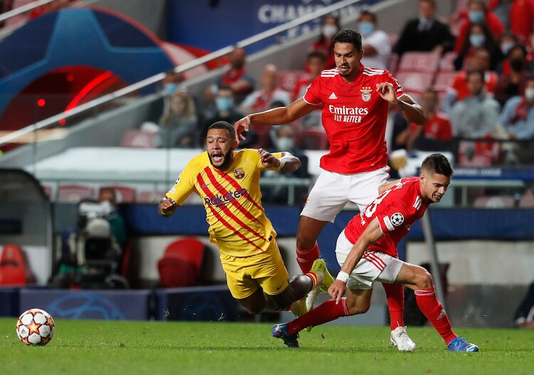 Depay pierde la pelota ante dos jugadores del Benfica, ayer.