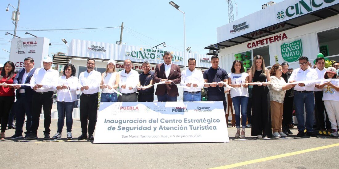 Al centro, el gobernador de Puebla, Alejandro Armenta.