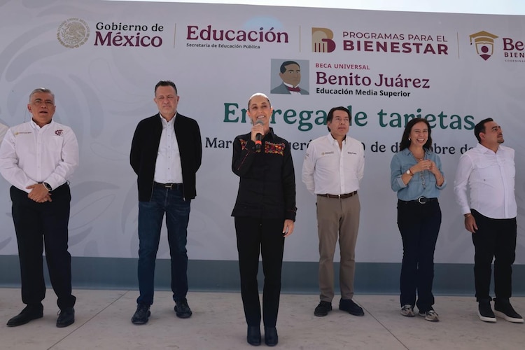 La presidenta Claudia Sheinbaum Pardo encabeza la entrega de tarjetas de la Beca Universal "Benito Juárez" en El Marqués.
