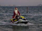 Santa Claus llegó al mar de Puerto Juárez para activar el modo navideño entre las niñas y los niños benitojuarenses