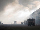 El humo se eleva sobre almacenes tras un ataque aéreo ruso en Kiev, ayer.