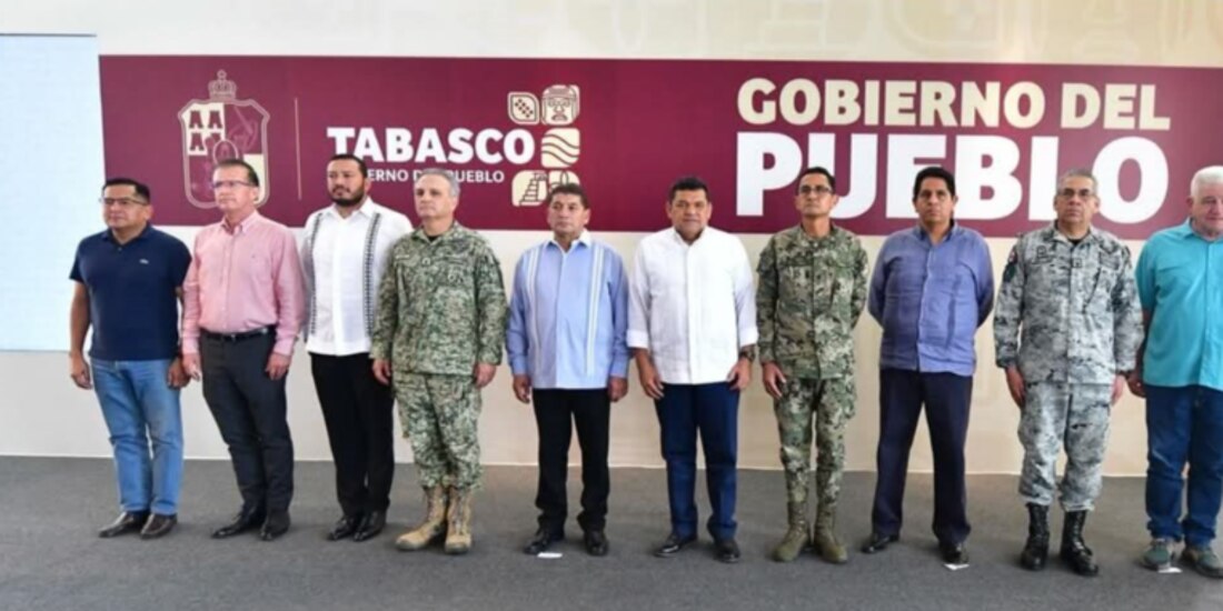 El nuevo secretario de Seguridad y Protección Ciudadana de Tabasco (cuarto de izquierda a derecha), Serafín Tadeo Lazcano, durante su presentación, el sábado.