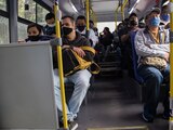 Habitantes de la capital portan cubrebocas mientras viajan en un autobús de transporte público con todos los asientos ocupados, ayer.