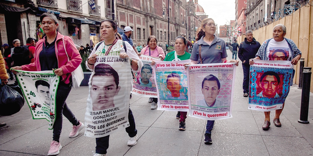 Familiares de los 43 desaparecidos en Iguala, ayer, a su llegada a Palacio Nacional.