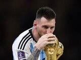 Lionel Messi besa el trofeo que ganó en Qatar 2022.