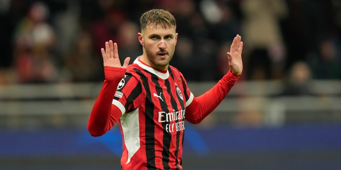 Santiago Giménez, del Milan, tras anotarle gol al Feyenoord en la Champions