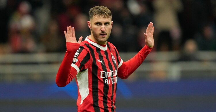 Santiago Giménez, del Milan, tras anotarle gol al Feyenoord en la Champions