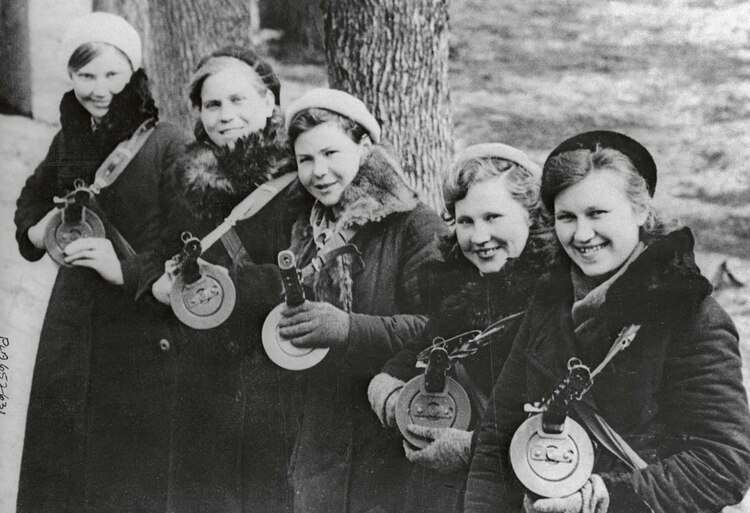 Mientras las fuerzas alemanas intensificaban el asedio de Sebastopol, voluntarias rusas empuñan la Tommy-gun en defensa de su país, junio de 1942.